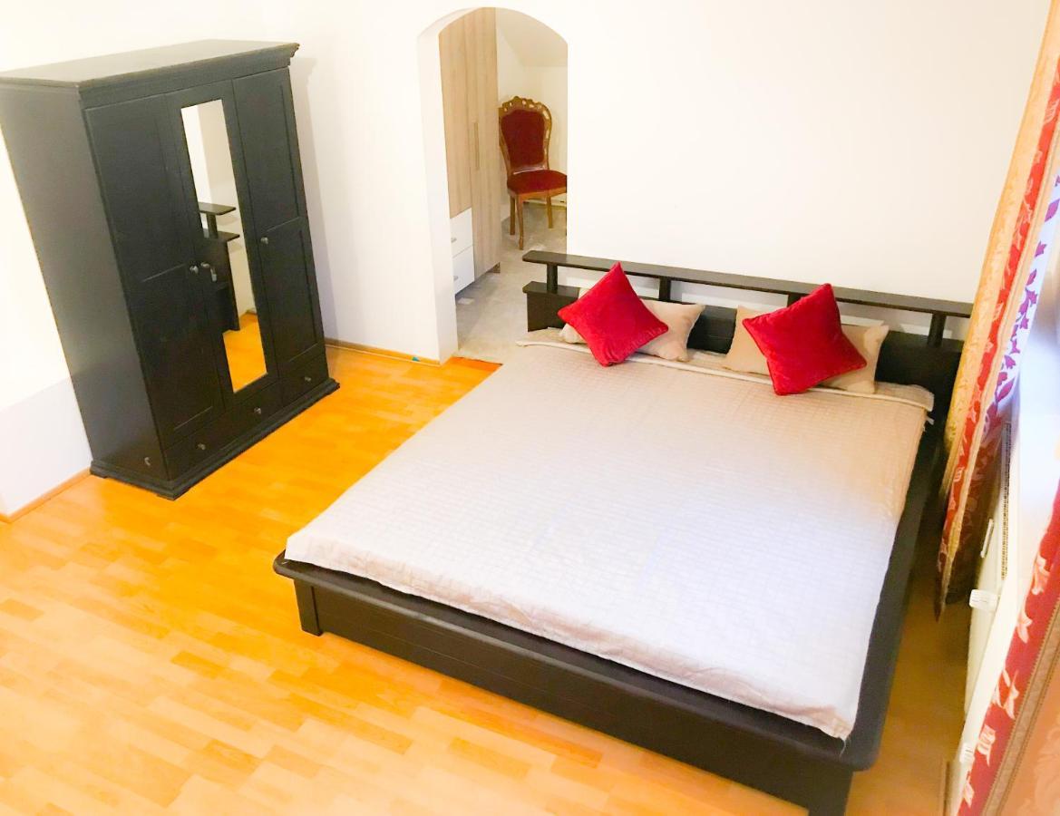 "Casa20200" 2 X Apartments Je 150Qm Fuer Business, Familien, Gruppen, Handwerker 15Min Von Berlin, Erdbeerhof, Outlet B5, 5Min Vom See Falkensee !! 2 Apartment Each 150Qm For Business , Families 15Min From Berlin!! Eksteriør bilde